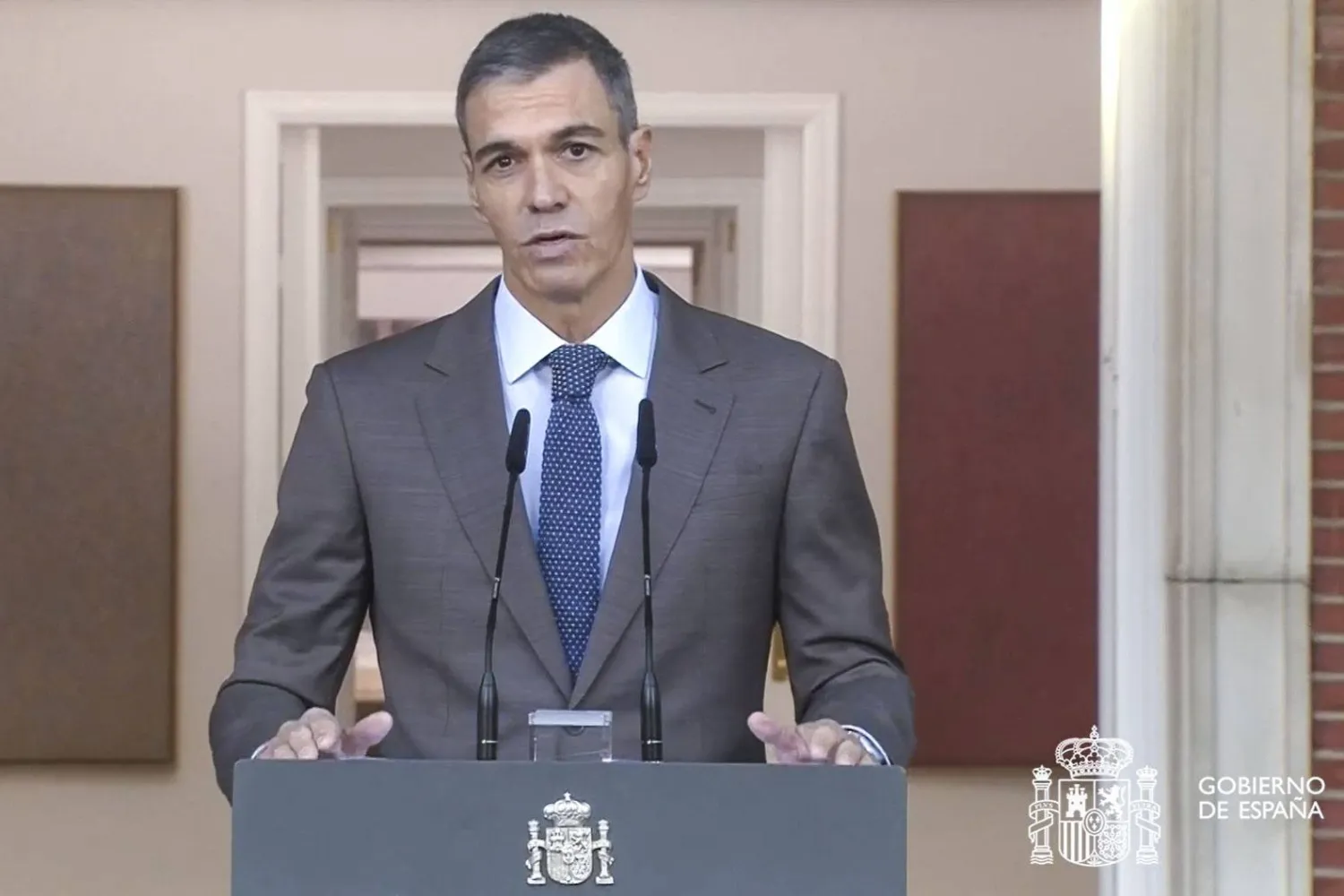 رئيس الوزراء الإسباني بيدرو سانشيز وهو يعلن إجراء انتخابات مبكرة في 29 نوفمبر 2026 خلال خطاب متلفز بمدريد (إ.ب.أ)