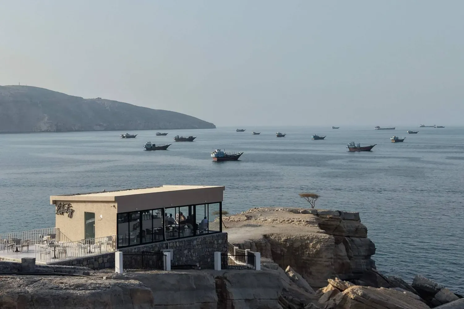 Umman’ın Musandam vilayetinde, Hürmüz Boğazı açıklarında demirlemiş gemiler (AFP)