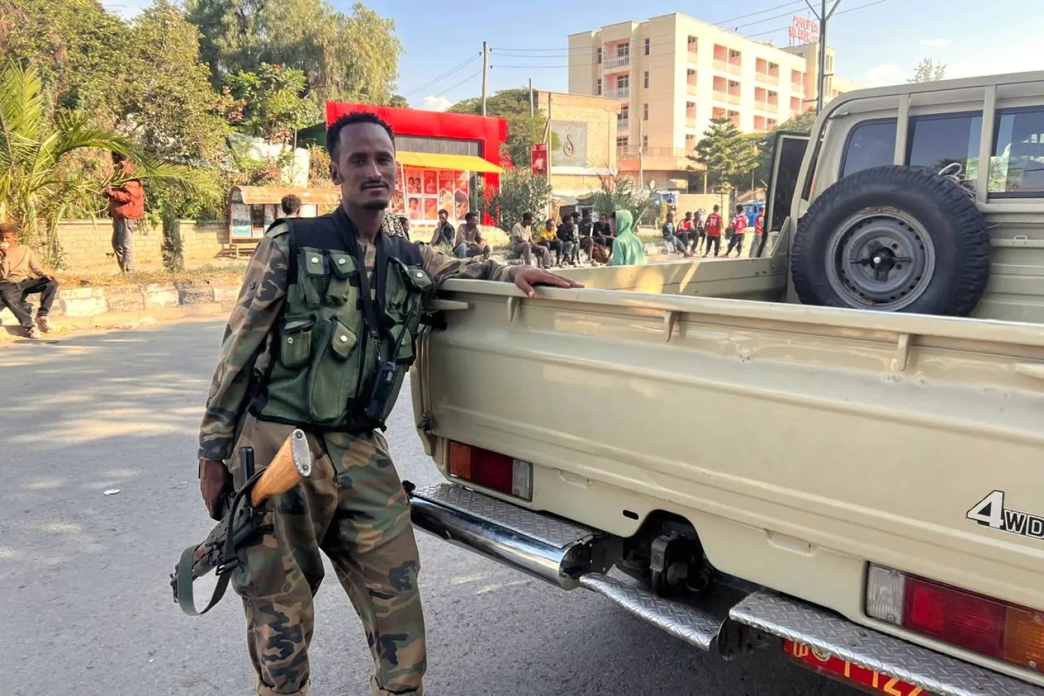 مقاتلو قوة سلام تيغراي يقفون على الطريق بعد دخول ميكيلي يوم الأحد (أ.ب)