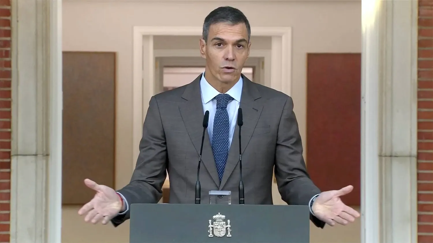 رئيس الوزراء الإسباني لدى دعوته إلى انتخابات مبكرة من قصر مونكلوا بمدريد الاثنين (أ.ف.ب)