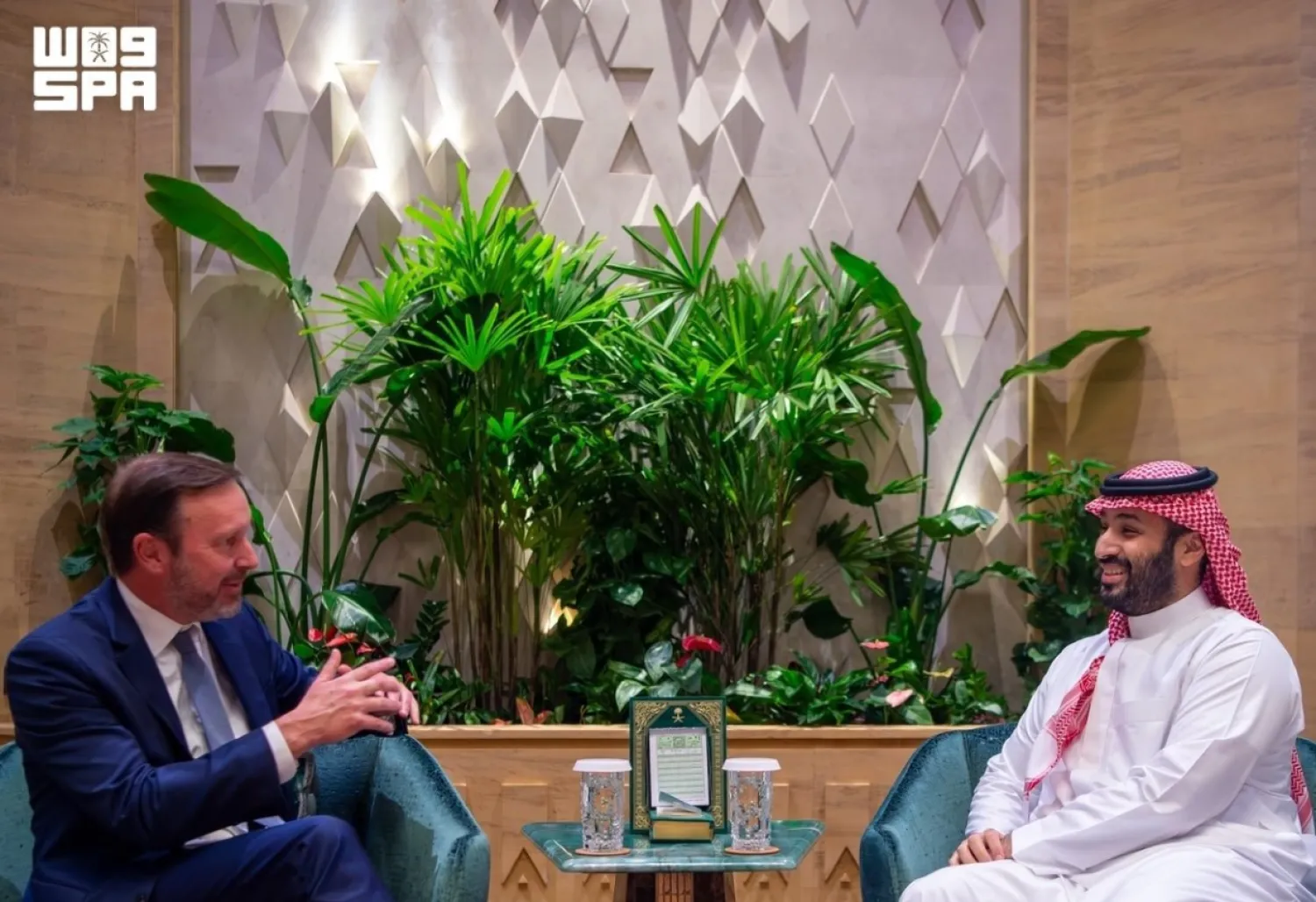 الأمير محمد بن سلمان مع عضو لجنتي العلاقات الخارجية والاعتمادات بمجلس الشيوخ الأميركي السيناتور كريس مورفي (واس)