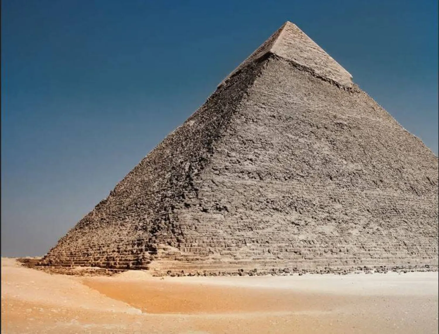 «الأبد هو الآن» معرض يقام أمام الأهرامات (من الملصق الترويجي للمعرض)