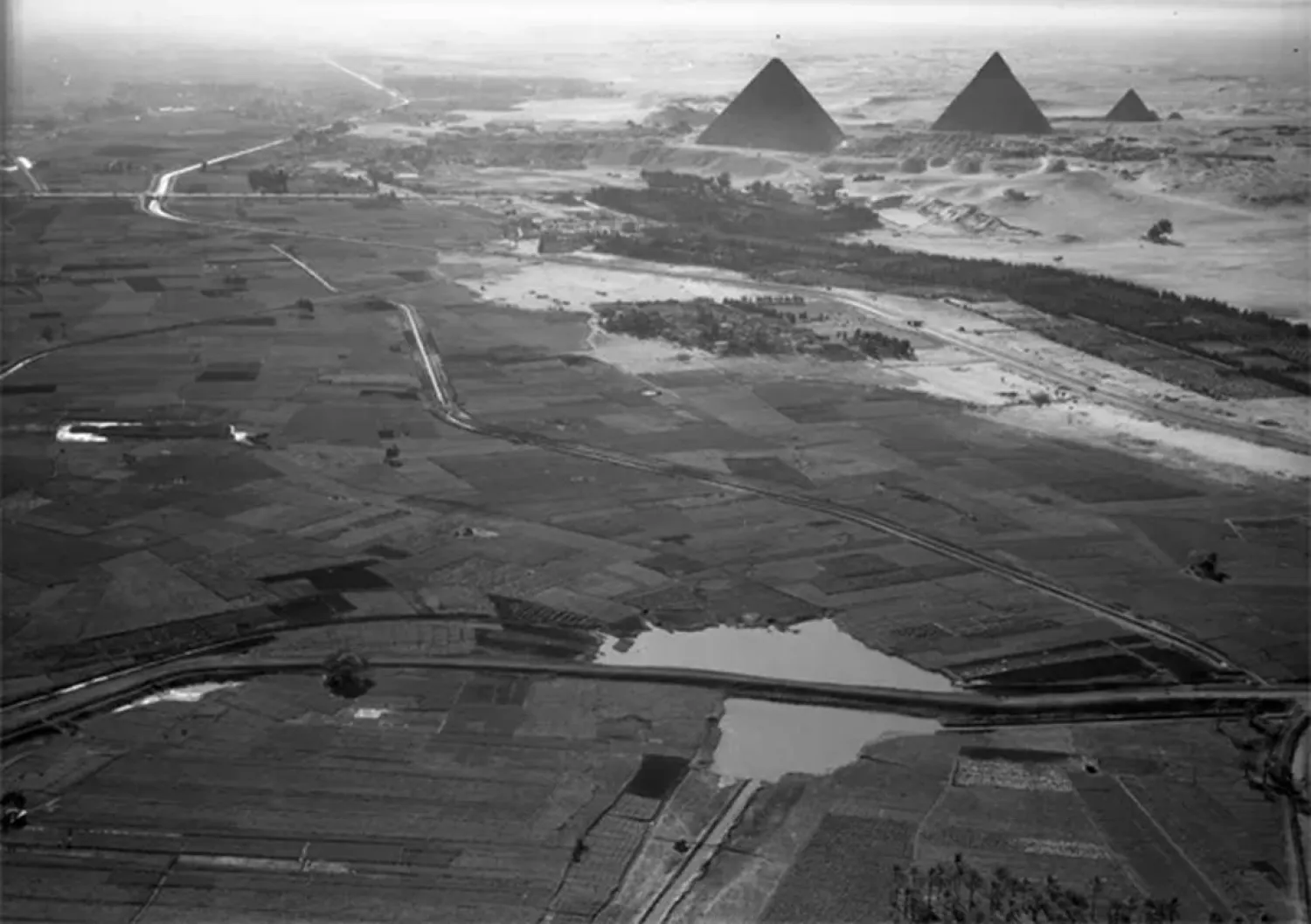 أهرامات الجيزة في عام 1938 (مكتبة جامعة ويسكونسن-ميلووكي)