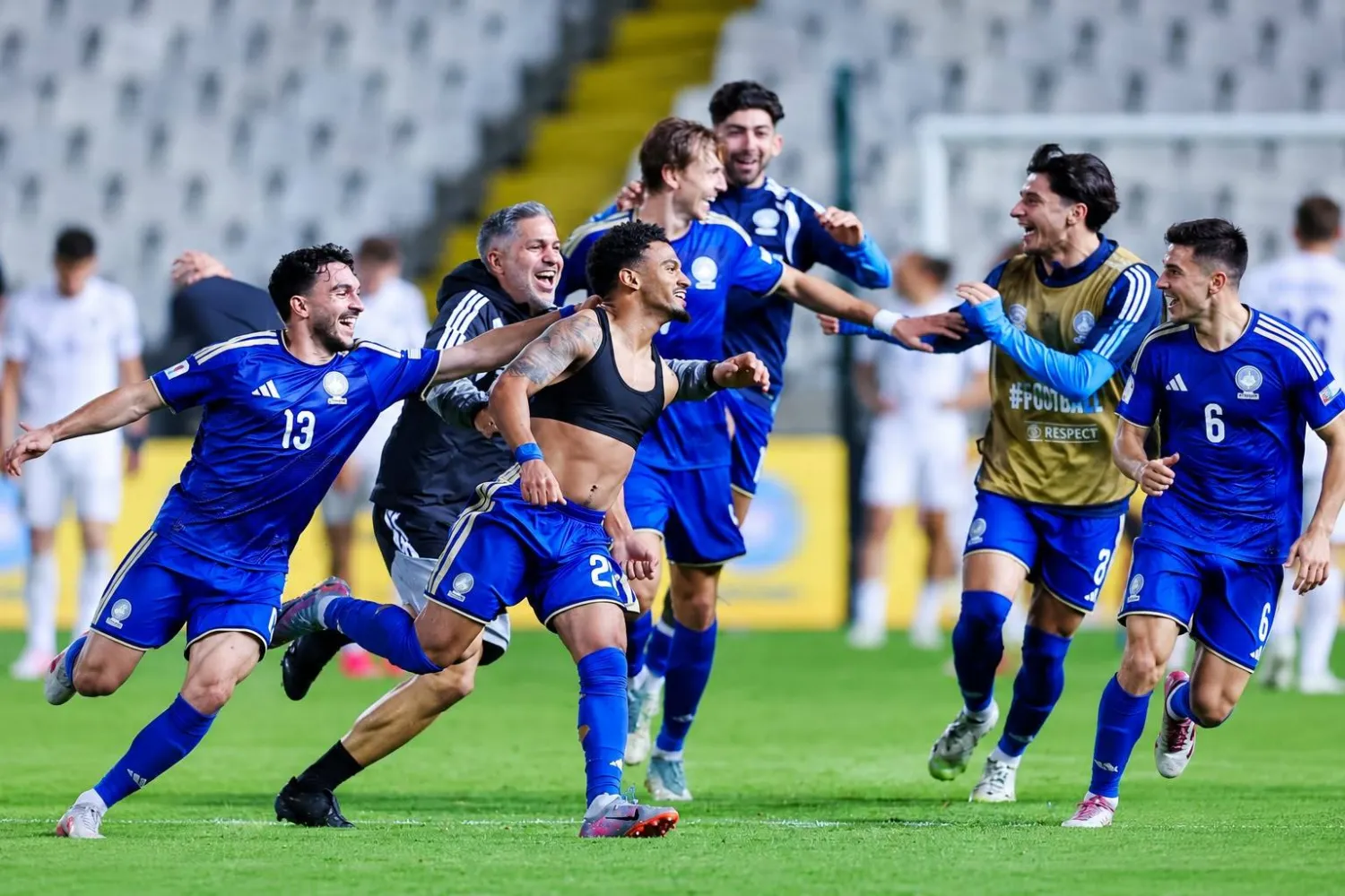 احتفالية لاعبي قبرص بهدف ماركوس إدواردز القاتل في مرمى لاتفيا (الاتحاد القبرصي)