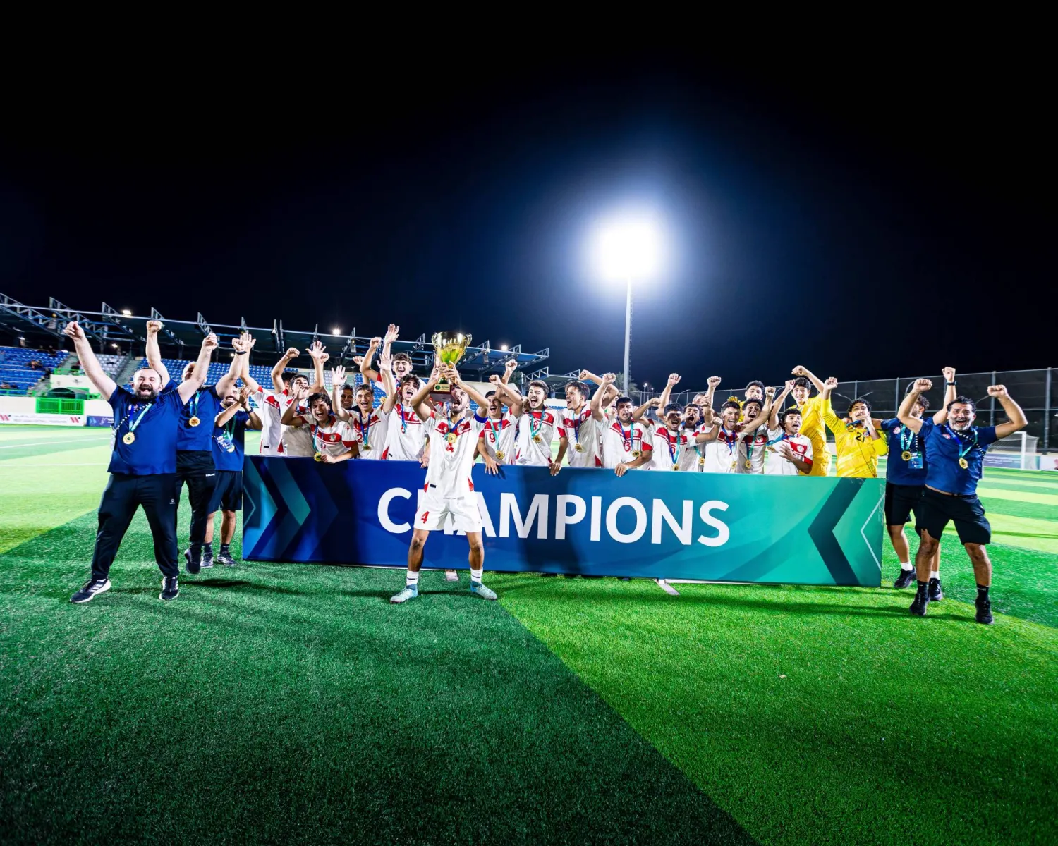 منتخب لبنان يرفع كأس البطولة (الاتحاد اللبناني)