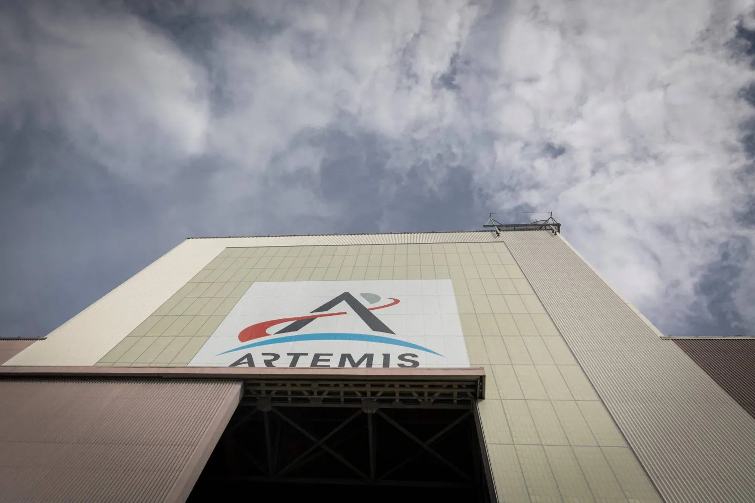 A banner of the Artemis program is seen outside of the Vehicle Assembly Building (VAB) at Kennedy Space Center, in Cape Canaveral, Florida, on September 30, 2026. (AFP)