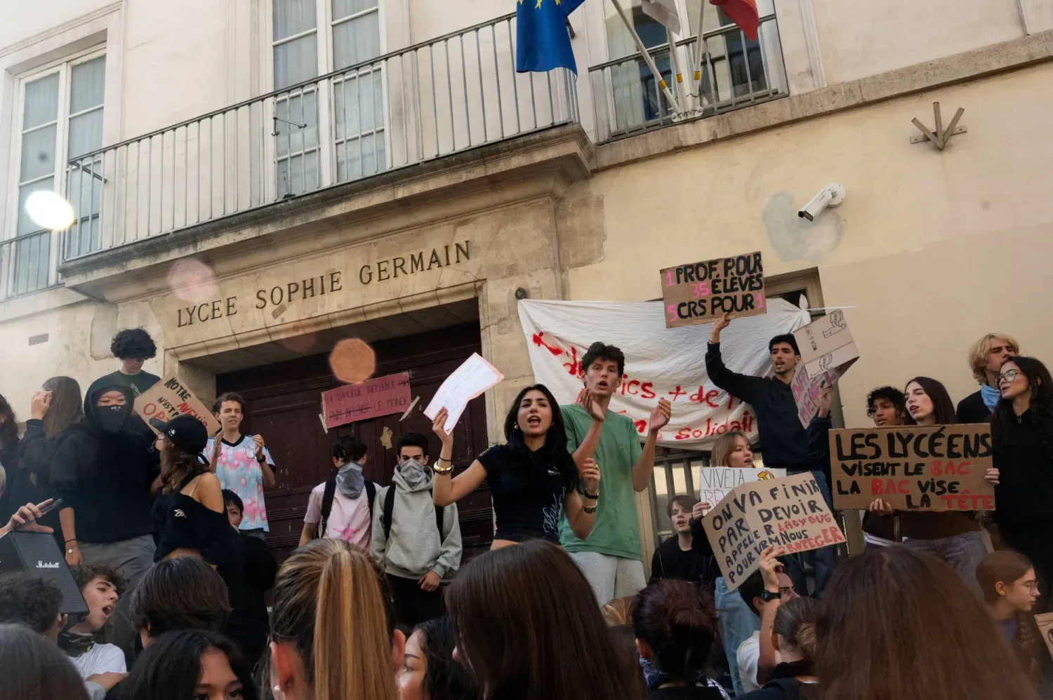 Fransız lise öğrencileri, ülke genelindeki protestolar kapsamında Sophie Germain Lisesi önünde toplanıyor (Reuters)