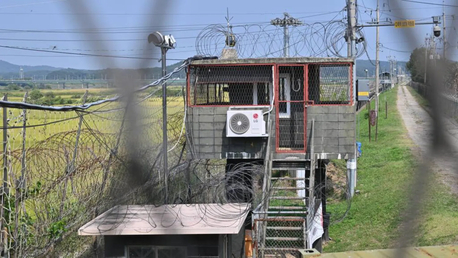 A South Korean military guard post is seen through a military fence at Imjingak peace park near the Demilitarized Zone (DMZ) dividing the two Koreas, in Paju on September 30, 2026. Jung Yeon-je / AFP
