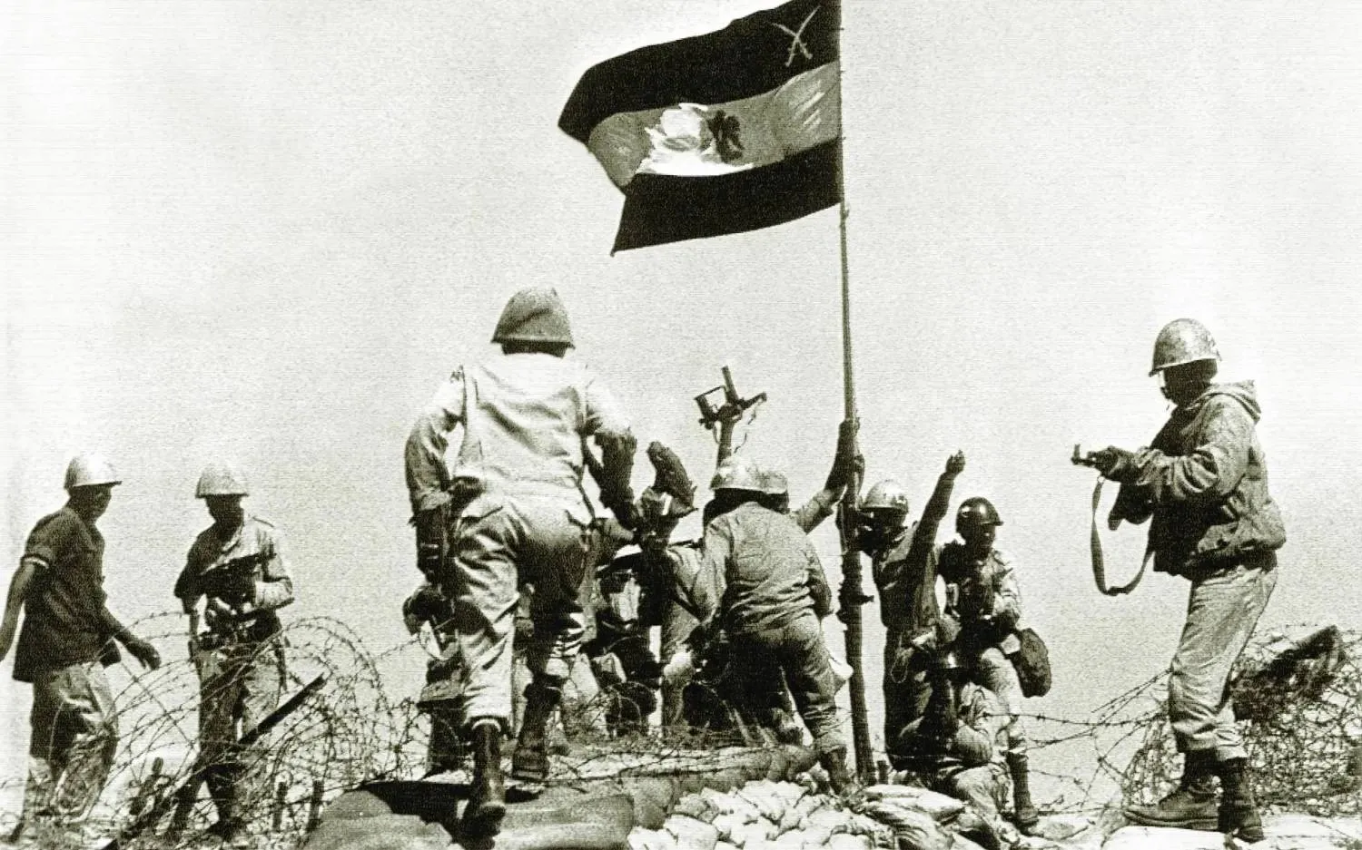 جنود مصريون يرفعون العلم على الضفة الشرقية من قناة السويس خلال معارك حرب أكتوبر 1973 (أ.ب)