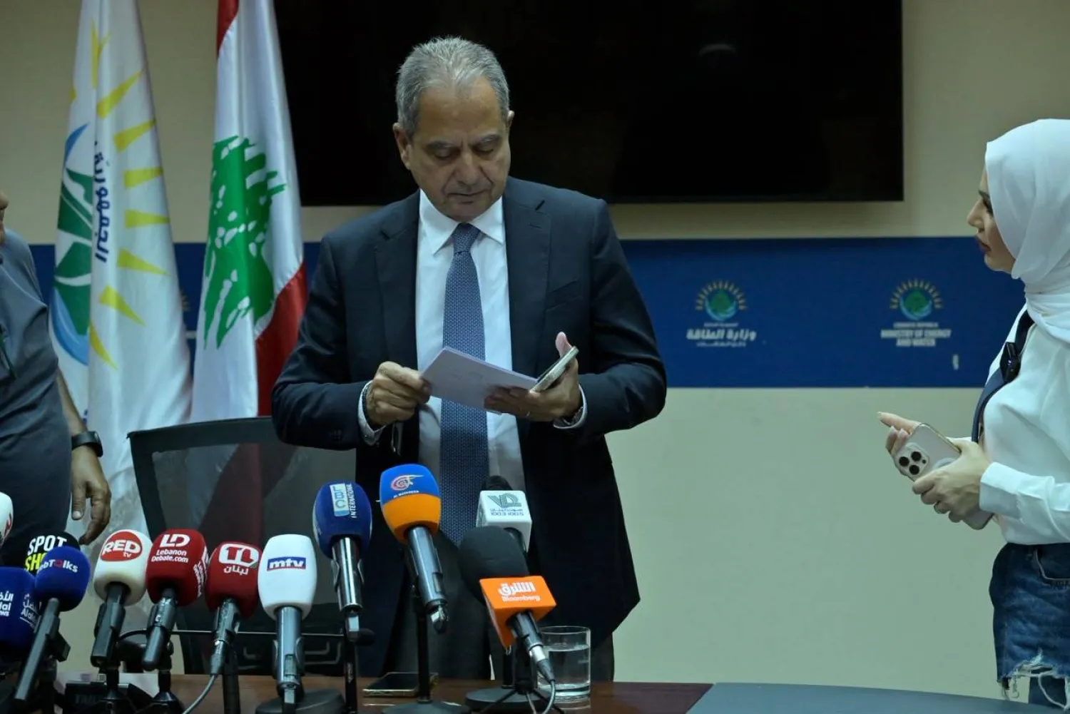 وزير الطاقة جو الصدي خلال مؤتمر صحافي أعلن خلاله اعتكافه عن المشاركة في جلسات الحكومة (الشرق الأوسط)