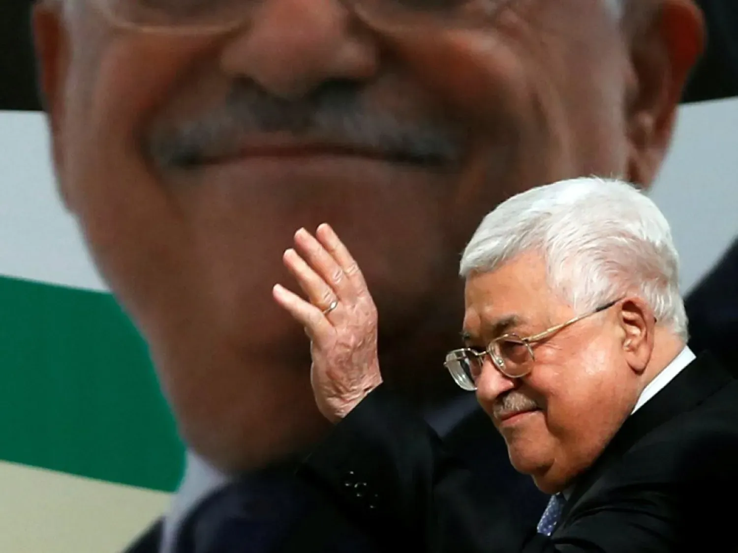 Filistin Devlet Başkanı Mahmud Abbas, 2019'da Batı Şeria'nın Ramallah kentinde Fetih Hareketi'nin kuruluşunun 55. yıl dönümü töreninde el sallarken (Reuters)