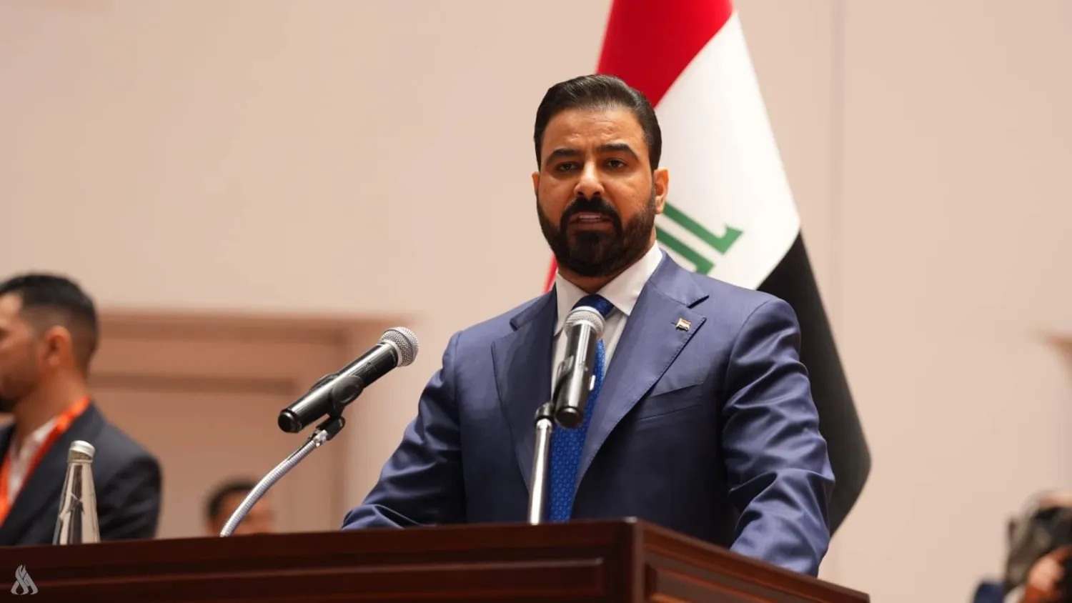 رئيس الوزراء علي الزيدي خلال جلسة منح الثقة لحكومته في مايو الماضي (واع)