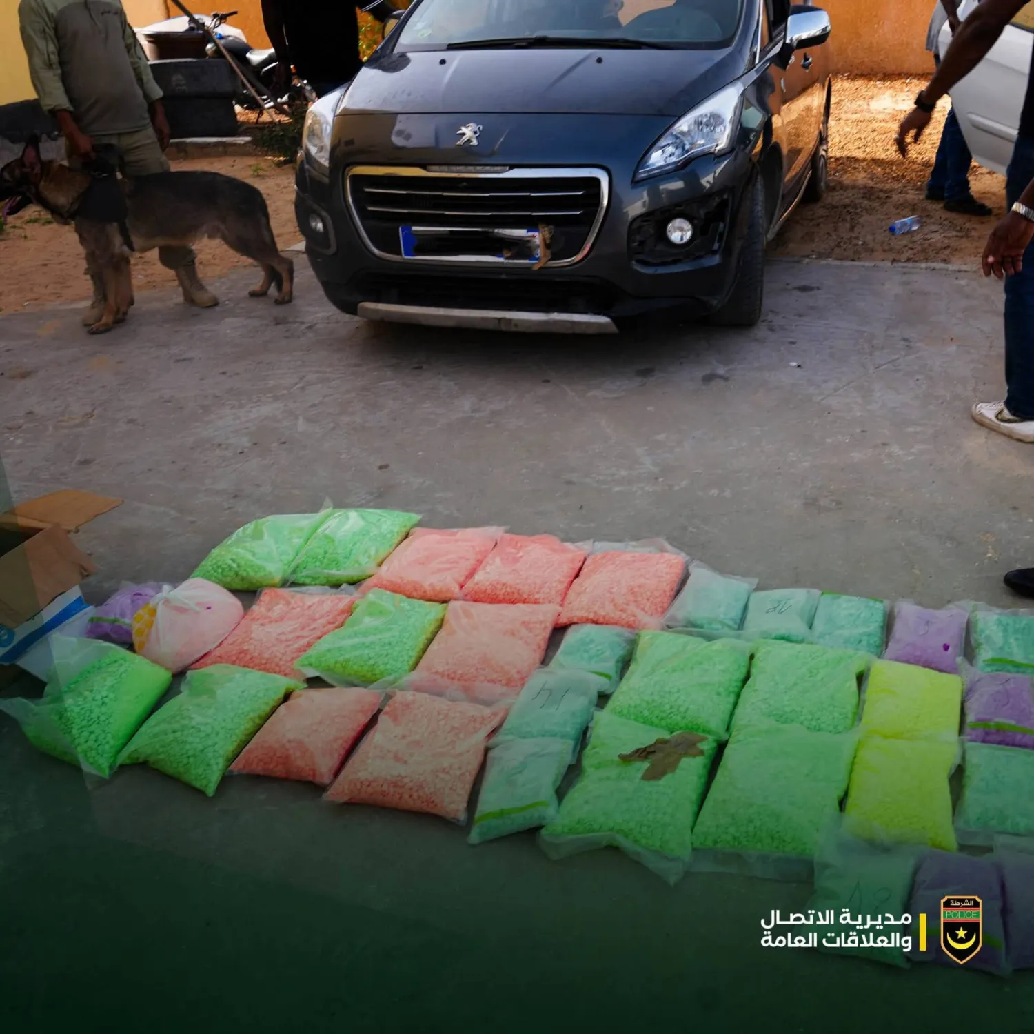 الشرطة الموريتانية خلال مصادرة شحنة مخدرات كانت في طريقها إلى دولة مجاورة عبر ميناء نواكشوط (الشرطة)