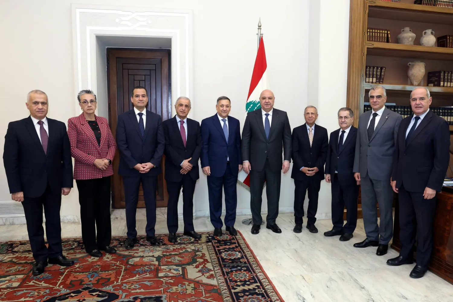 الرئيس جوزيف عون مستقبلاً وفداً نيابياً سلّمه مذكرة موقعة من 86 نائباً بخصوص مهمة «يونيفيل» في جنوب لبنان (رئاسة الجمهورية)