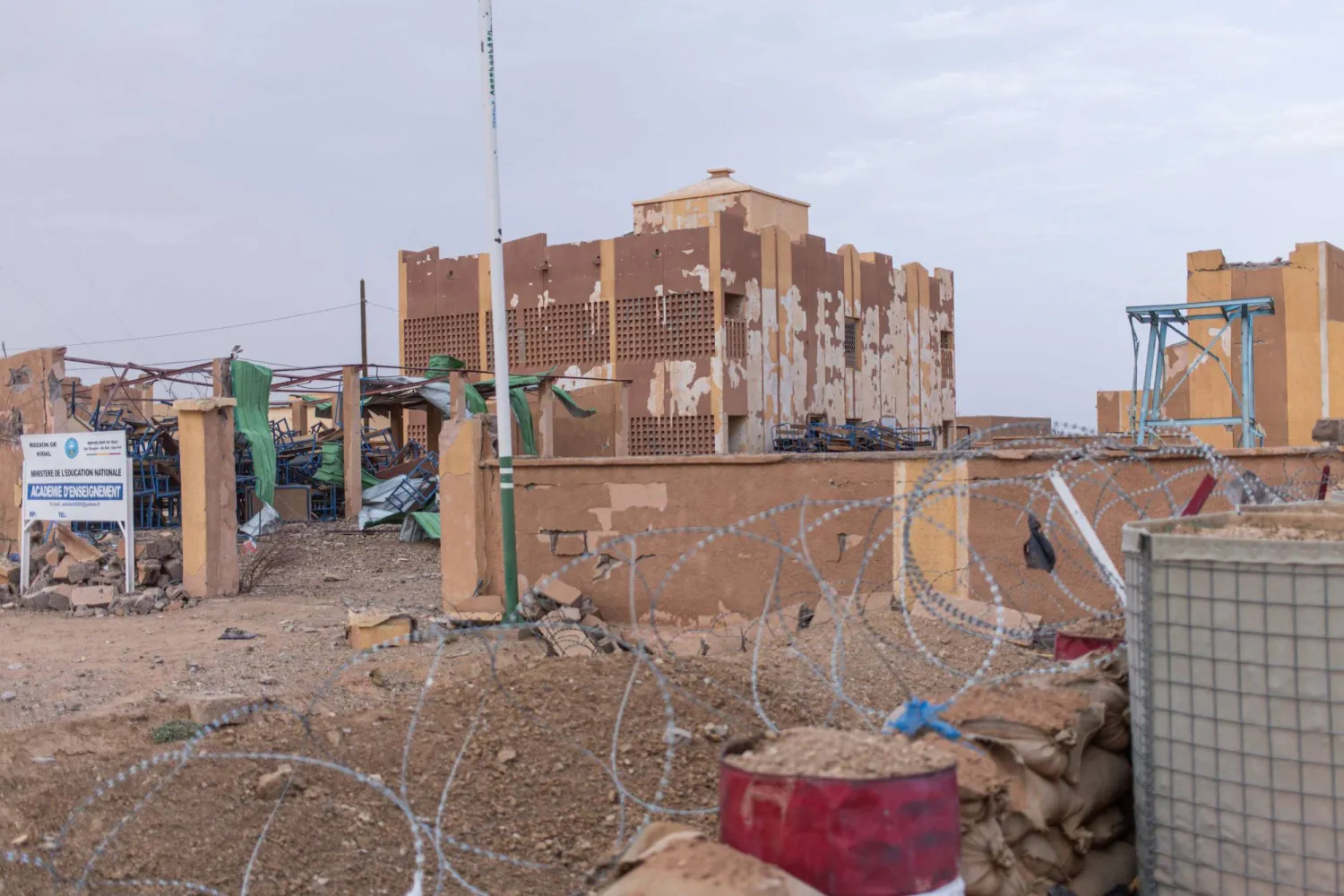 مدرسة متضررة في كيدال (أ.ف.ب)