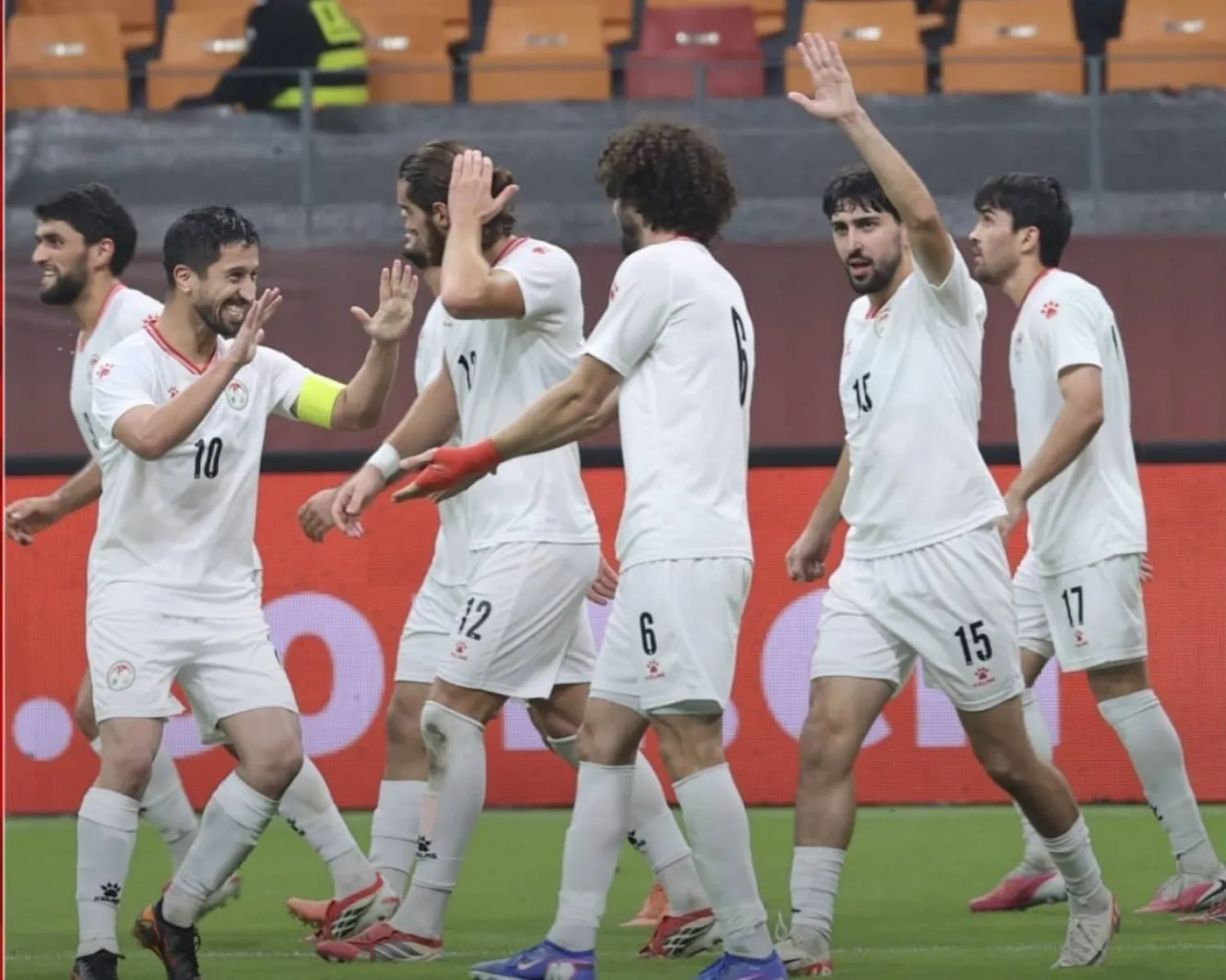 فرحة لاعبي طاجيكستان بهدف الفوز على الصين (الاتحاد الطاجيكي)