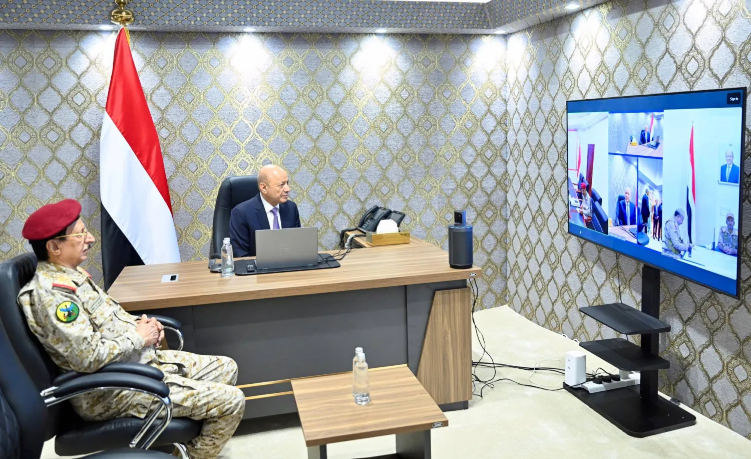 رئيس مجلس القيادة اليمني رشاد العليمي يتابع مستجدات عملية «فجر اليمن» الثلاثاء (سبأ)