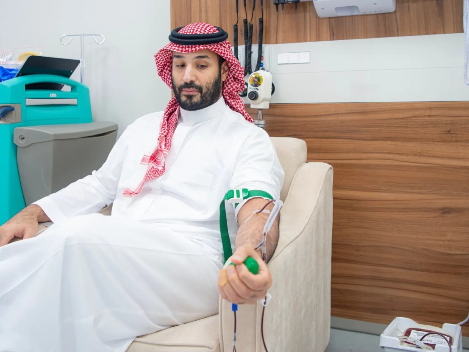 ولي العهد السعودي الأمير محمد بن سلمان لدى تبرعه بالدّم (واس)