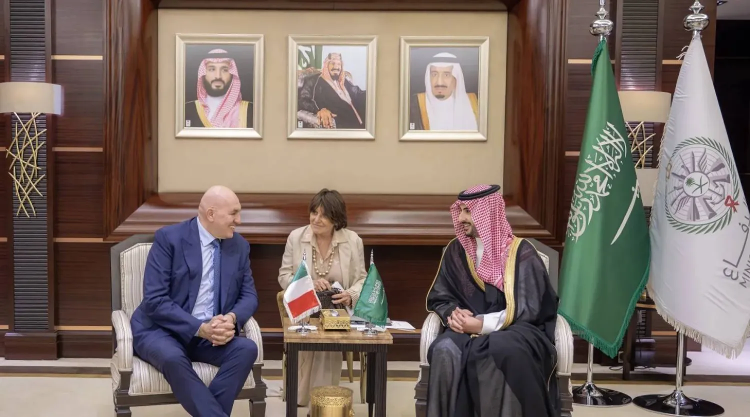 وزير الدفاع السعودي الأمير خالد بن سلمان مع نظيره الإيطالي جويدو كروسيتو بالرياض في أبريل الماضي (واس)