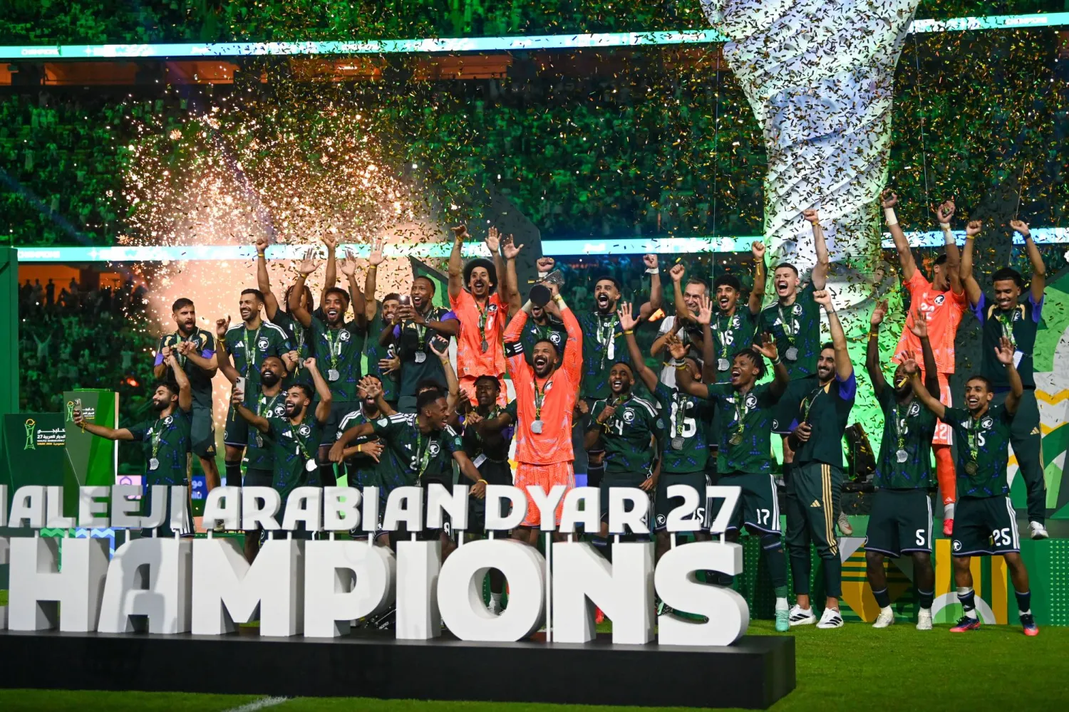 لاعبو المنتخب السعودي لحظة تتويجهم بكأس الخليج (تصوير: عدنان مهدلي)