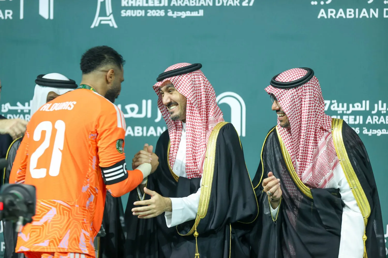 الفيصل لحظة تتويج قائد الأخضر محمد العويس (تصوير: عدنان مهدلي) 