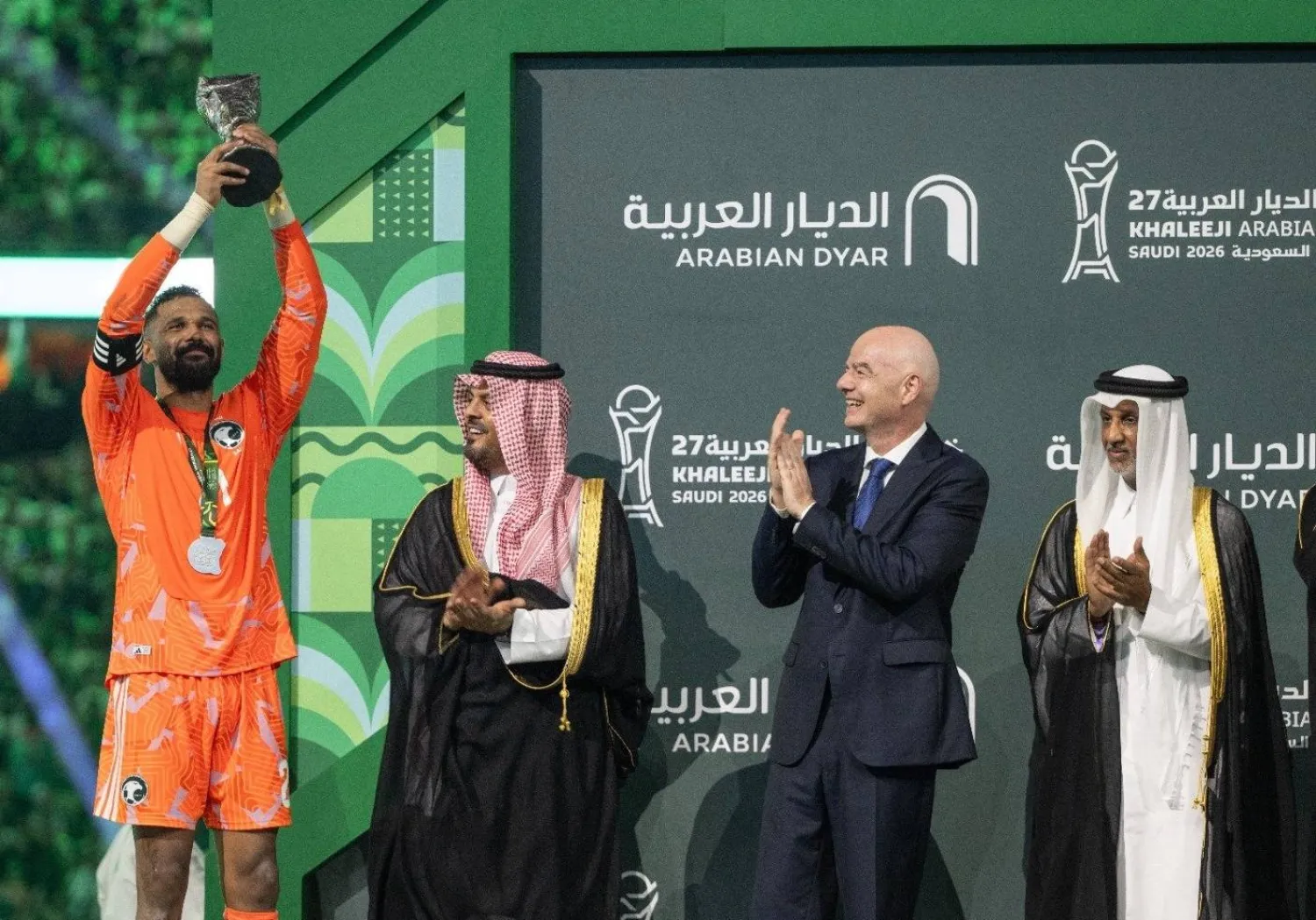 الأمير سعود بن مشعل يتوج قائد الأخضر العويس بكأس الخليج (واس)