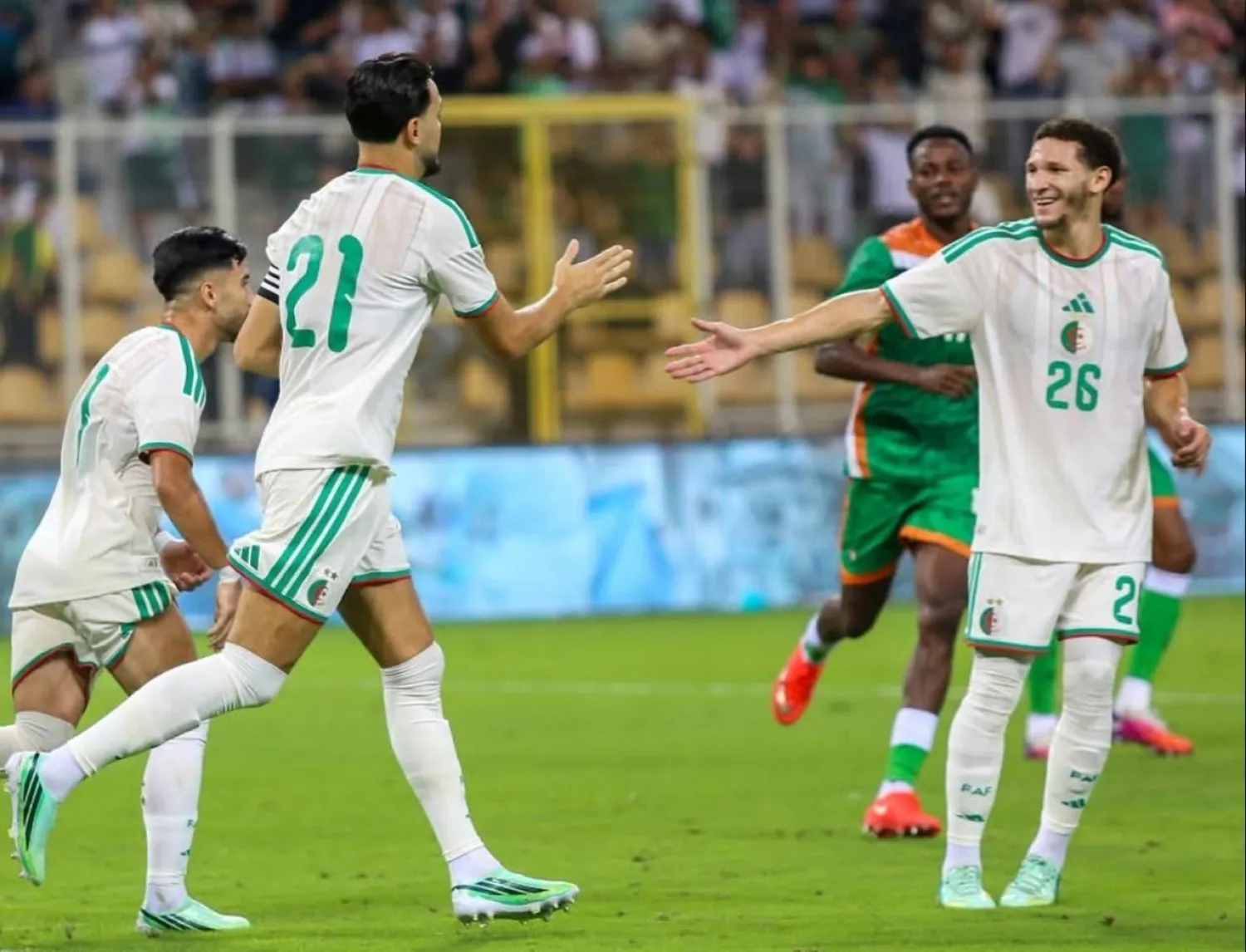 فرحة لاعبي الجزائر بهدف رامي بنسبعيني في مرمى النيجر (الاتحاد الجزائري)