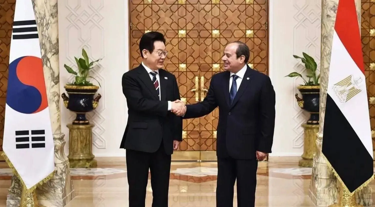 Egyptian President Abdel Fattah al-Sisi received his South Korean counterpart in Cairo last November. (Egyptian Presidency)