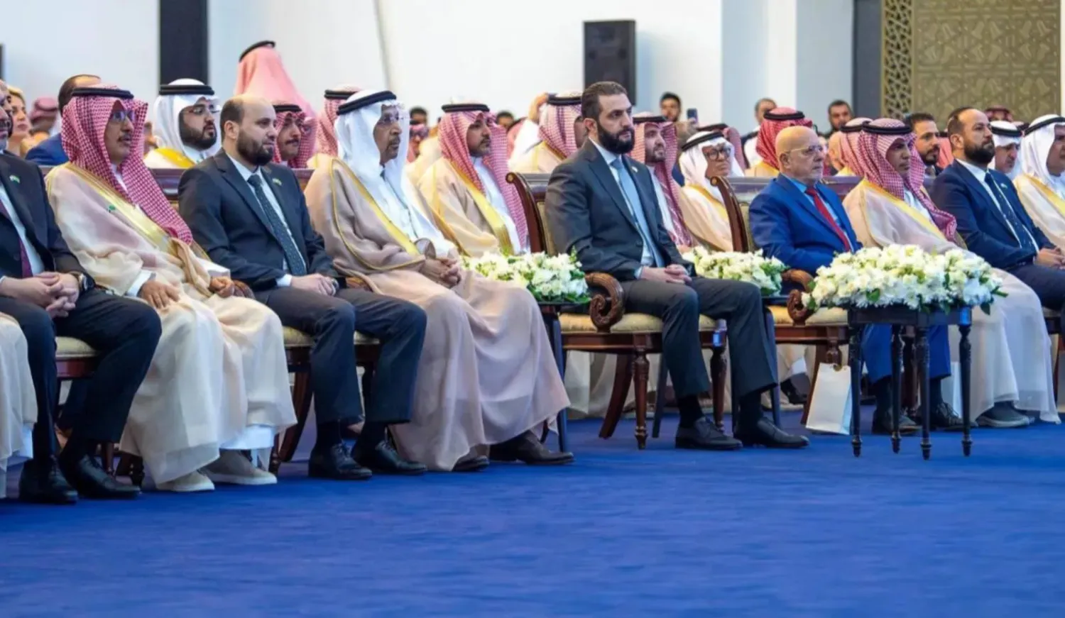 Suriye Cumhurbaşkanı Ahmed eş-Şera, Şam’da düzenlenen Suudi Arabistan-Suriye Yatırım Forumu’nda iş adamlarıyla bir araya geldi. (SPA)