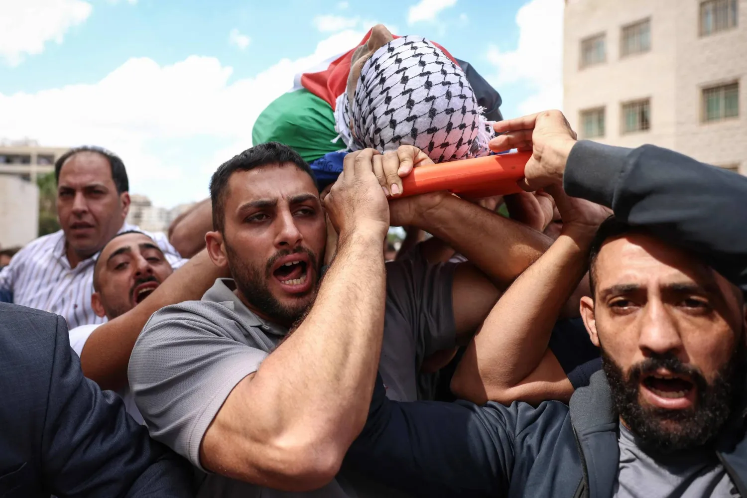 مشيعون يحملون جثمان الفلسطيني علي البزاري في مستشفى رفيديا بمدينة نابلس في الضفة الغربية (أ.ف.ب)