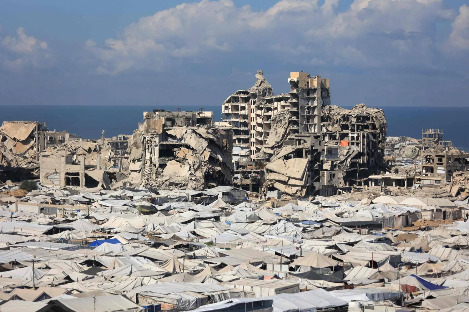 خيام مؤقتة لفلسطينيين نازحين بمحاذاة مبانٍ مدمرة في مدينة غزة يوم 7 أكتوبر 2026 (أ.ف.ب)