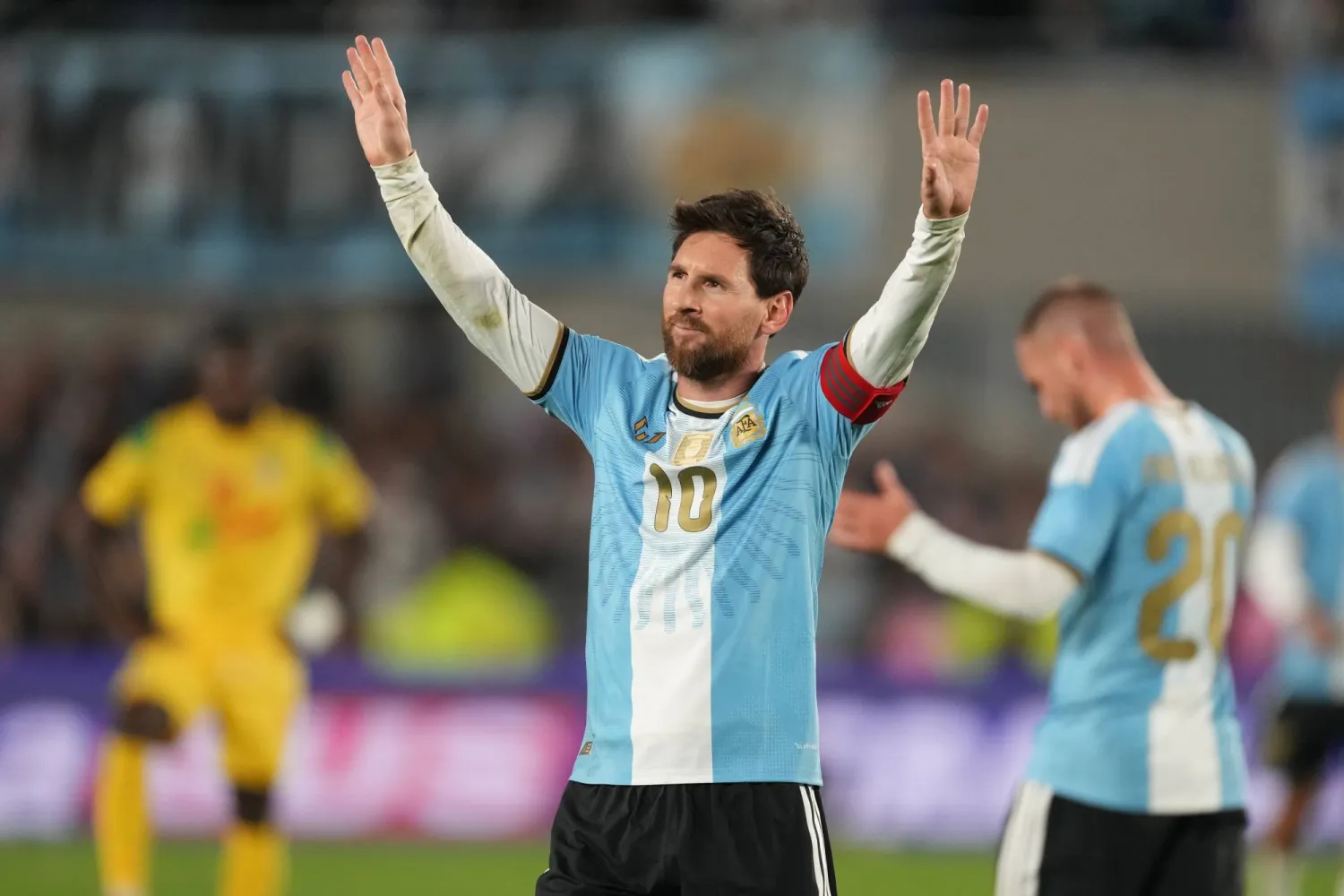 ميسي يودع الجماهير في آخر ظهور بقميص منتخب الأرجنتين (أ.ب)