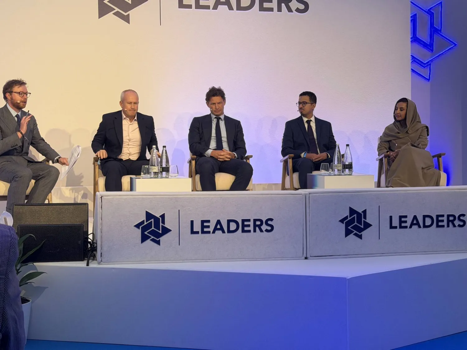 منصة قطاع الأعمال والقيادة بالقمة جمعت نخبة من صناع القرار وأصحاب الاختصاص (الشرق الأوسط)