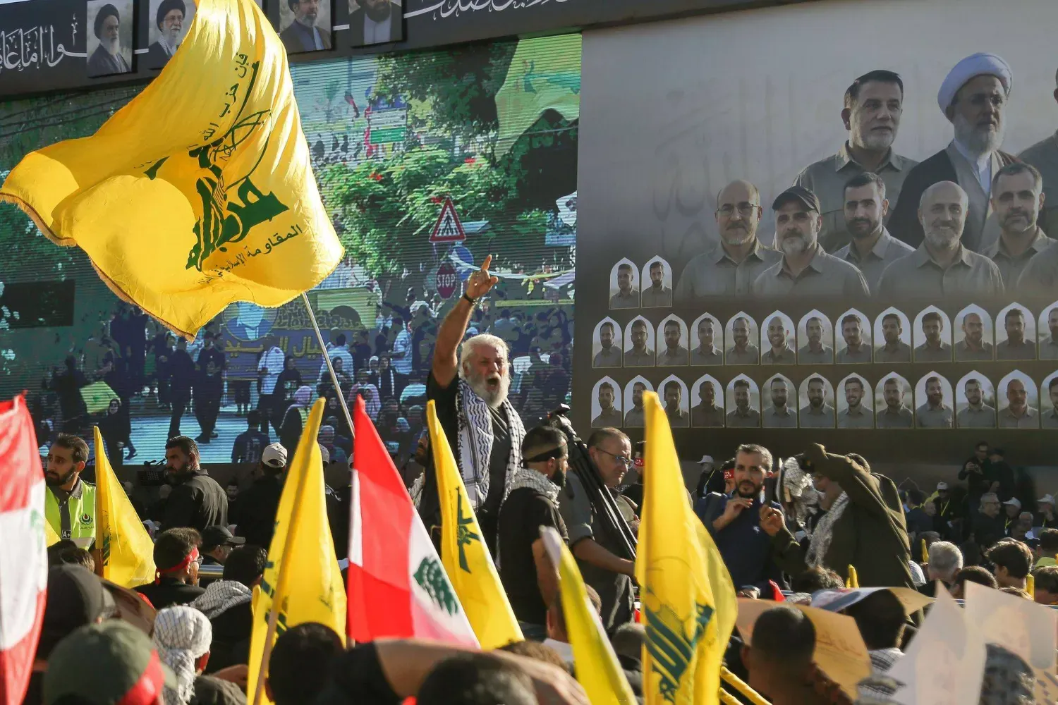 Hizbullah destekçileri, Hasan Nasrallah’ın öldürülmesinin ikinci yıl dönümünde sloganlar atıyor. (DPA)
