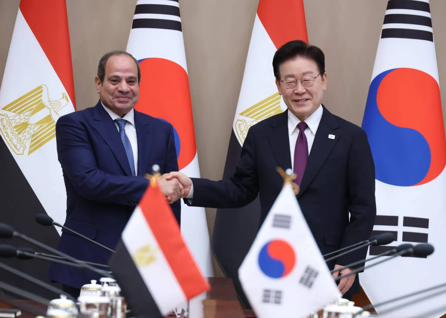 الرئيس الكوري الجنوبي لي جيه-ميونغ يصافح نظيره المصري عبد الفتاح السيسي في سيول (إ.ب.أ)