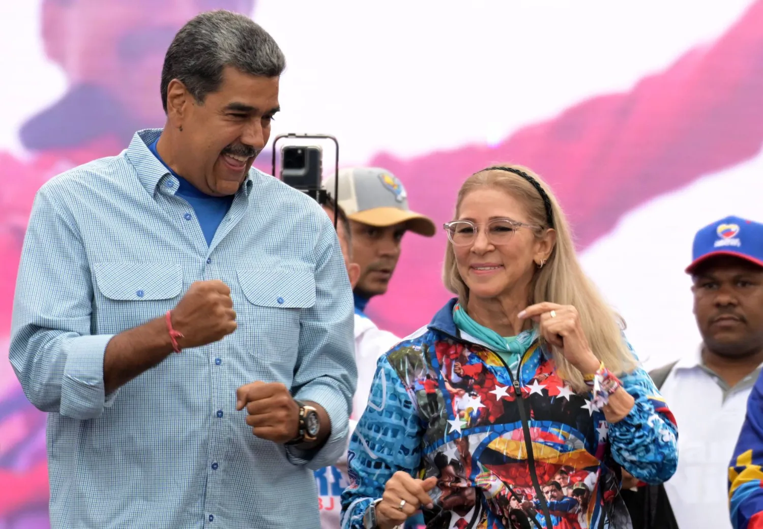 الرئيس الفنزويلي والمرشح الرئاسي نيكولاس مادورو يرقص إلى جانب زوجته سيليا فلوريس خلال التجمع الختامي لحملته الانتخابية في كاراكاس عام 2024 (أ.ف.ب)