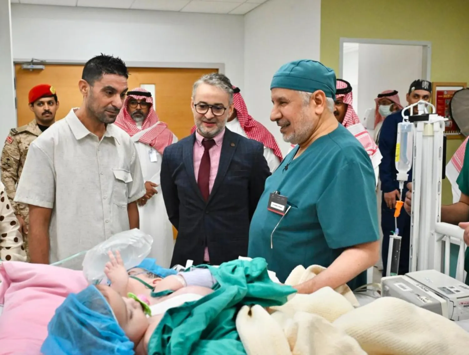 الدكتور عبد الله الربيعة يطمئن على التوأم الملتصق المغربي «سجى وضحى» قبل بدء العملية (واس)