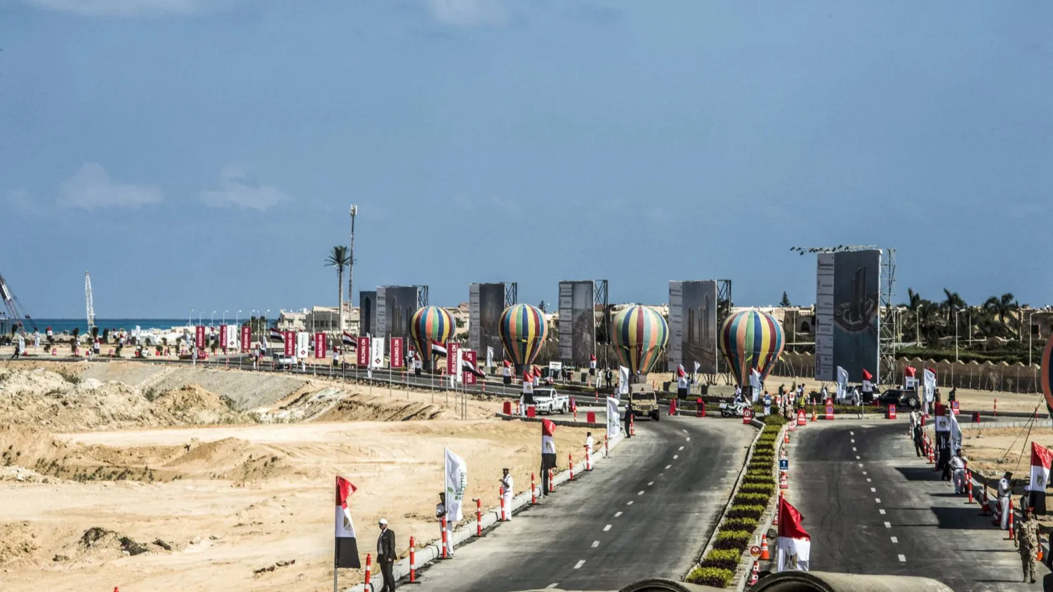 الطريق السريع المار بمدينة العلمين الجديدة الواقعة على بُعد نحو 100 كيلومتر غرب مدينة الإسكندرية الشمالية (أ.ف.ب)