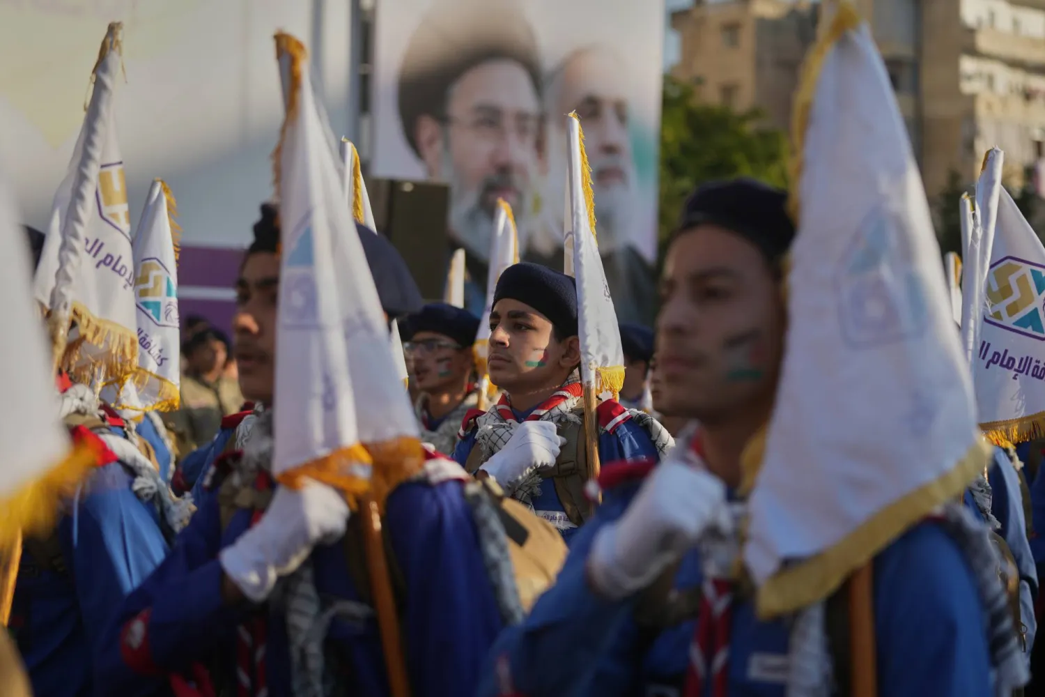 فتية في كشافة «المهدي» التابعة لـ«حزب الله» يحملون صورة المرشد الإيراني مجتبى خامنئي وأمين عام الحزب نعيم قاسم في فعالية في ضاحية بيروت الجنوبية (أ.ب)