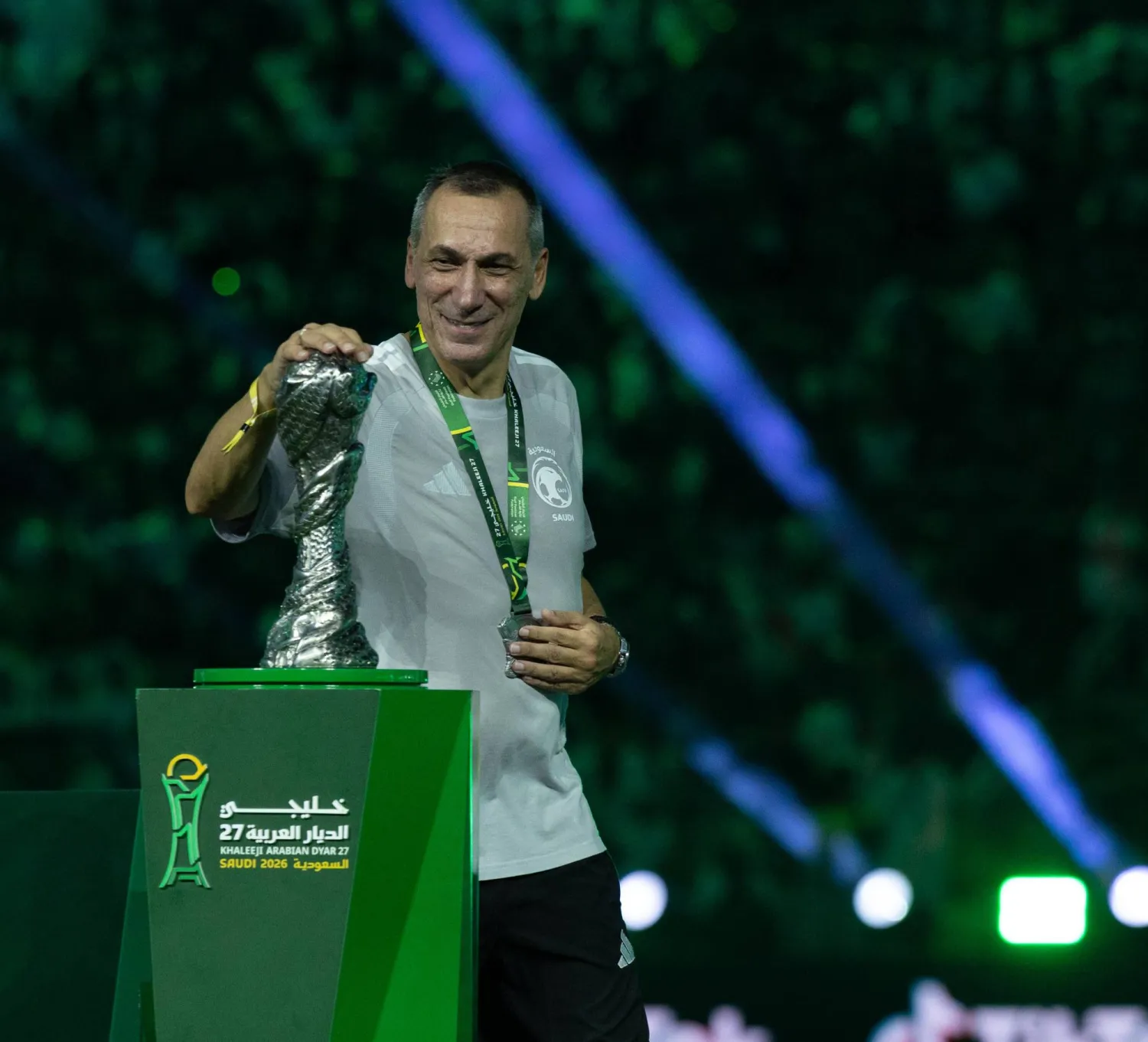 دونيس يحتفل بالكأس الخليجية (الاتحاد السعودي)