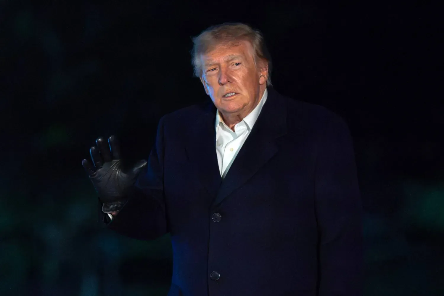 ABD Başkanı Donald Trump, 8 Ekim 2026'da Beyaz Saray'a gelişinde Güney Çimliği'nden geçerken gazetecilere el sallıyor (AP)