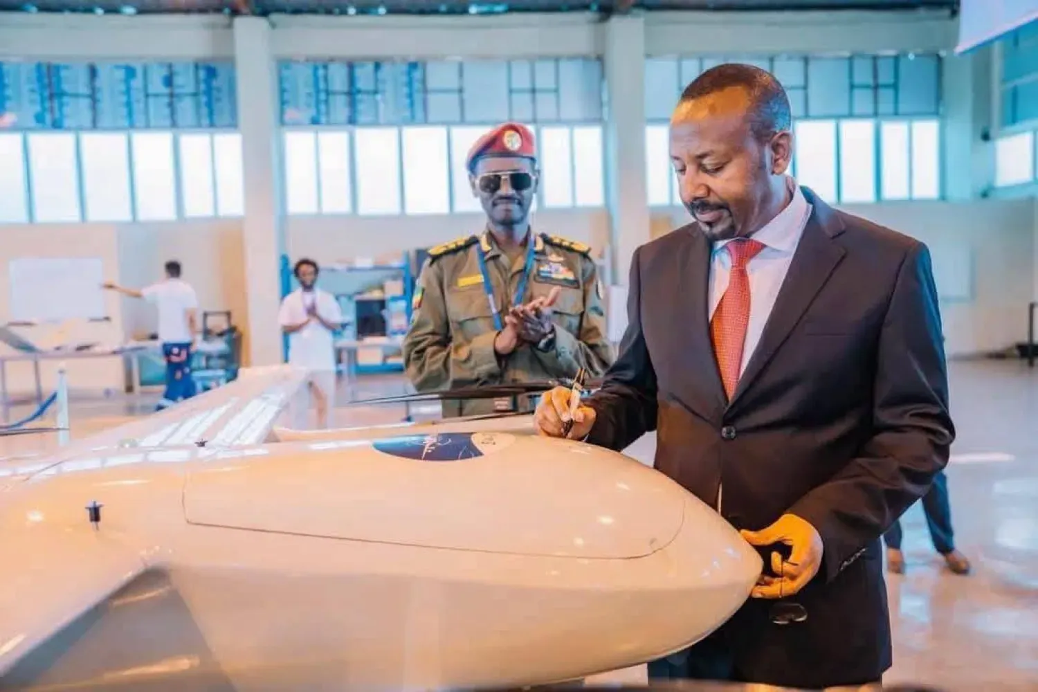 Etiyopya Başbakanı Abiy Ahmed, askerî bölgeye gerçekleştirdiği ziyaret sırasında bir İHA’nın üzerine imza atıyor (Etiyopya Yayın Kurumu)