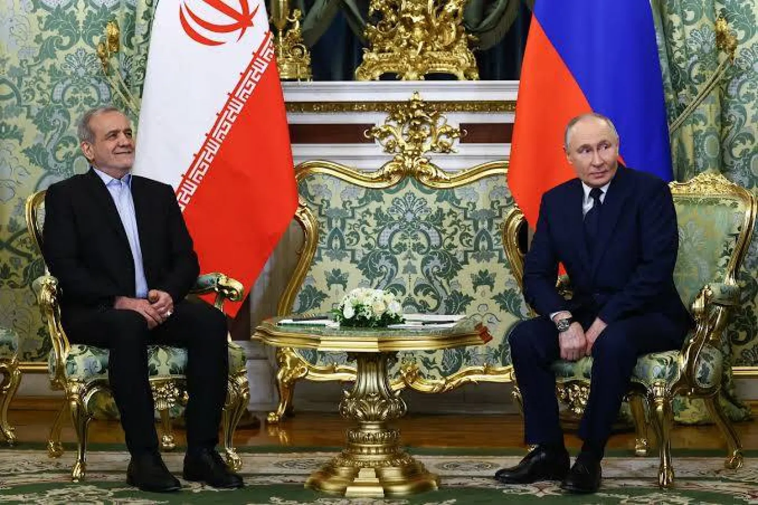 الرئيس الروسي فلاديمير بوتين ونظيره الإيراني مسعود بزشكيان خلال لقاء في موسكو يوم 17 يناير 2025 (رويترز)