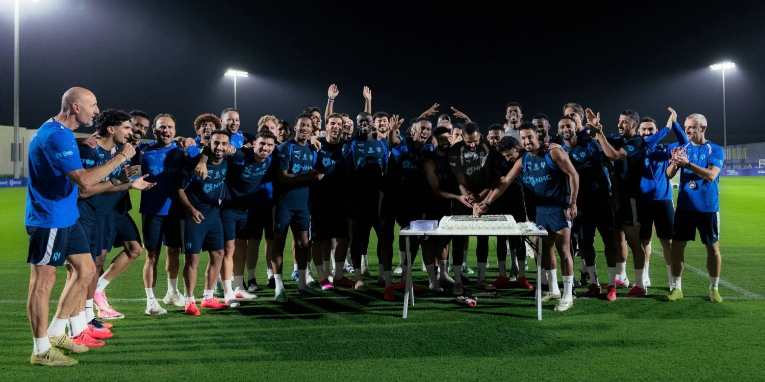لاعبو الهلال خلال احتفالهم بلاعبي الأخضر أبطال الخليج (موقع النادي)