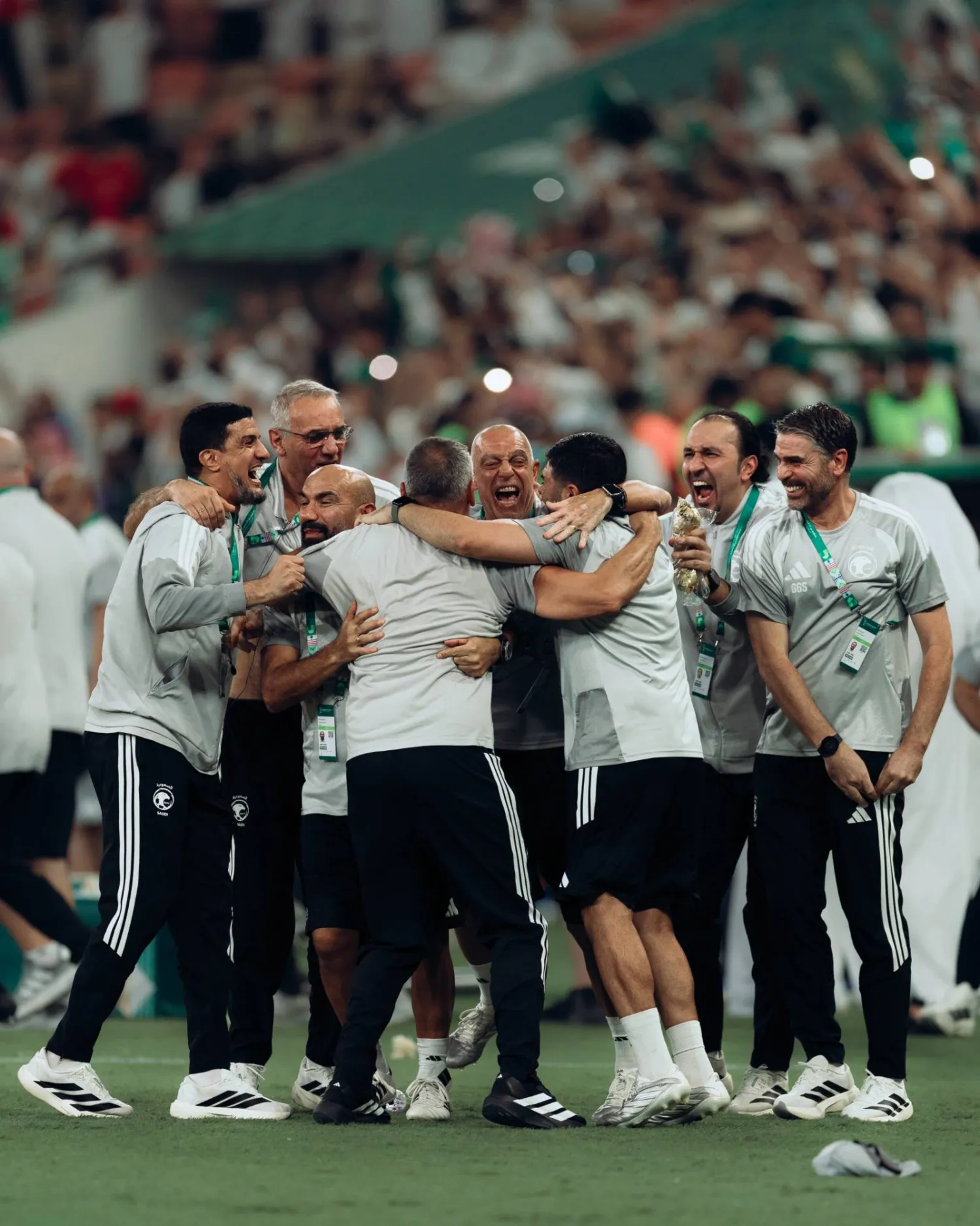 أعضاء الجهازين الفني والإداري للمنتخب يحتفلون باللقب (المنتخب السعودي)