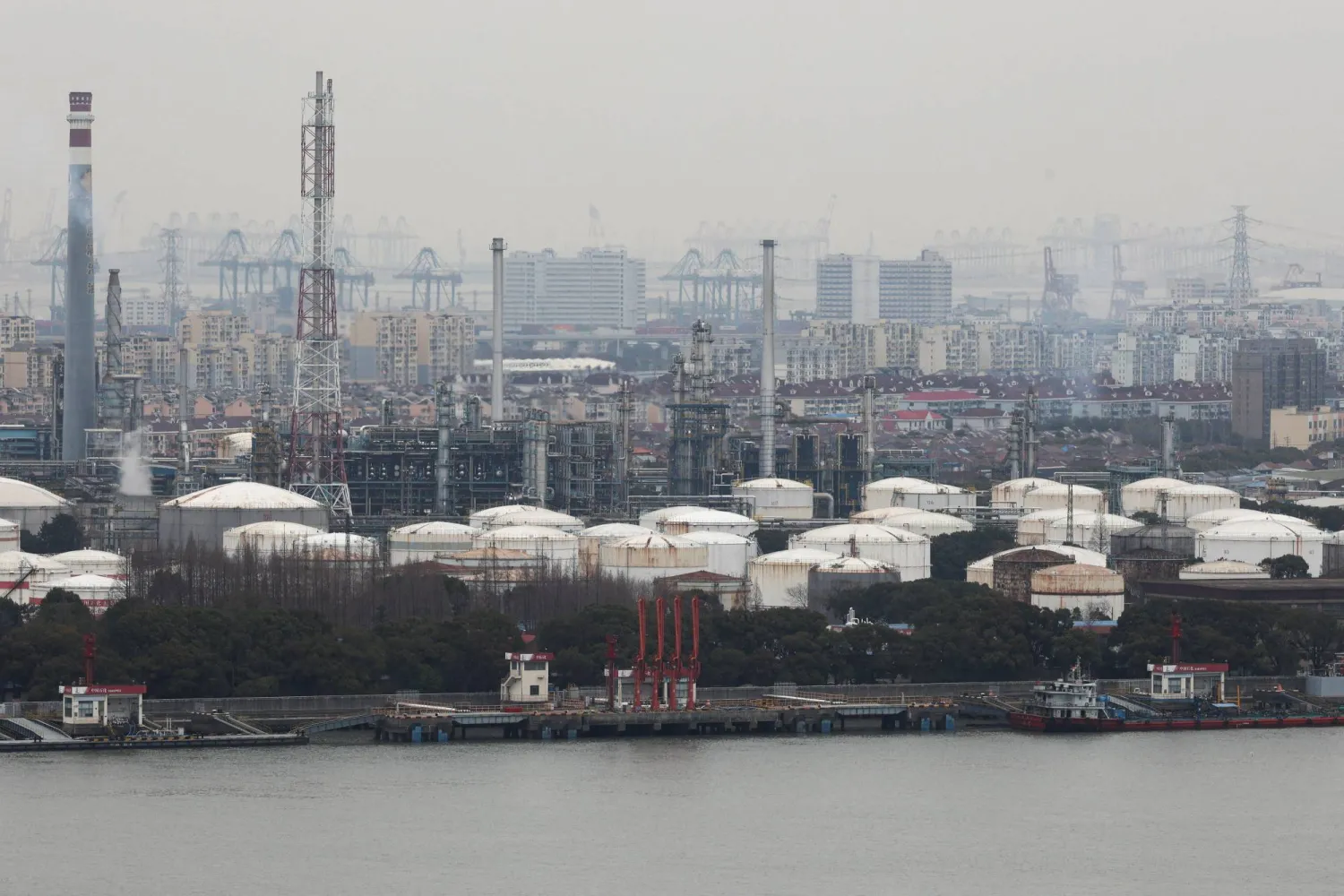 FILE PHOTO: Oil storage tanks and facilities of a Sinopec plant in Shanghai, China, March 26, 2026.  REUTERS/Go Nakamura/File Photo