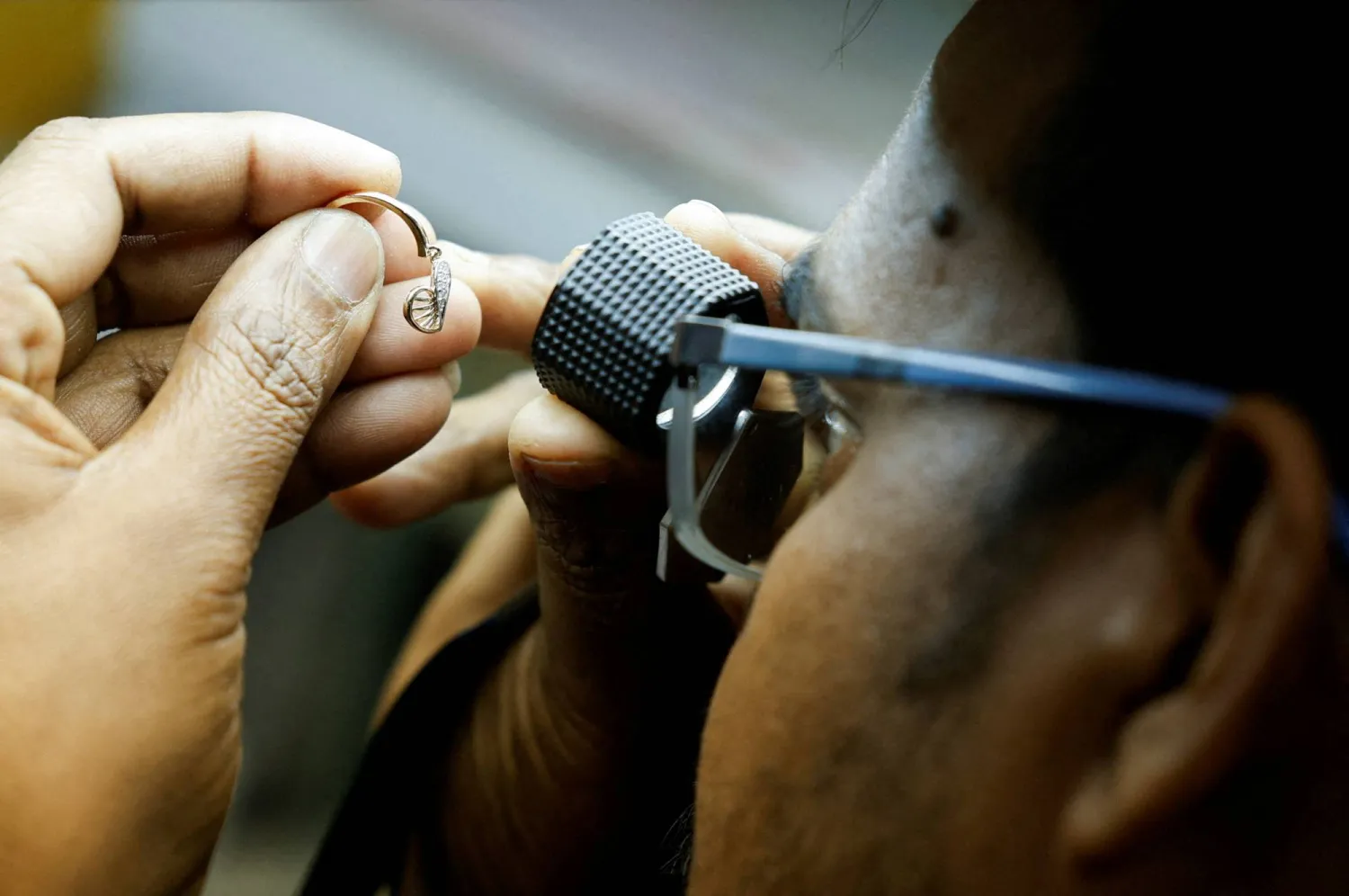 FILE PHOTO: A man works on a gold and diamond ornament inside a Senco Gold & Diamonds jewellery workshop in Kolkata, India, January 29, 2026. REUTERS/Sahiba Chawdhary/File Photo