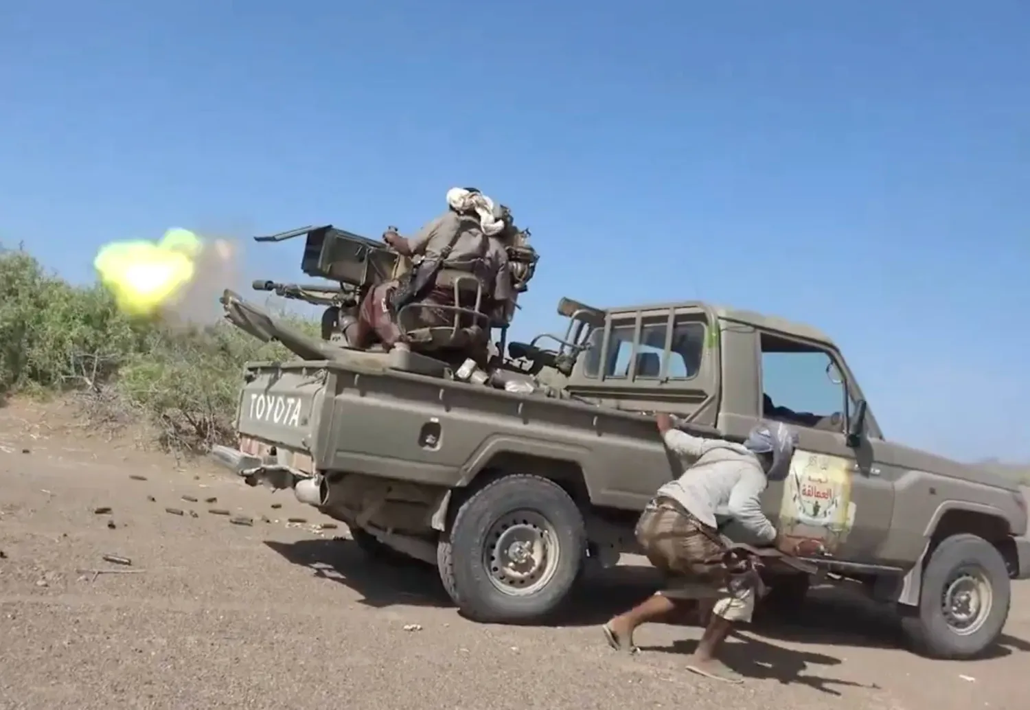 Yemen hükümet güçlerinden askerler, Husilerle yaşanan çatışmalar sırasında (AP)