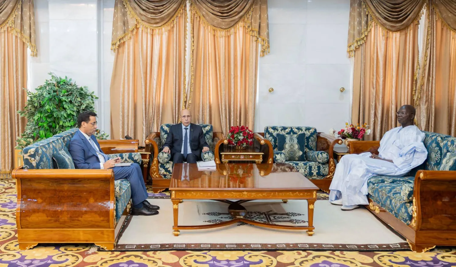 الرئيس الموريتاني خلال تسلم التقرير من رئيس الوزراء ورئيس لجنة التحقيق مساء الخميس (الرئاسة الموريتانية)