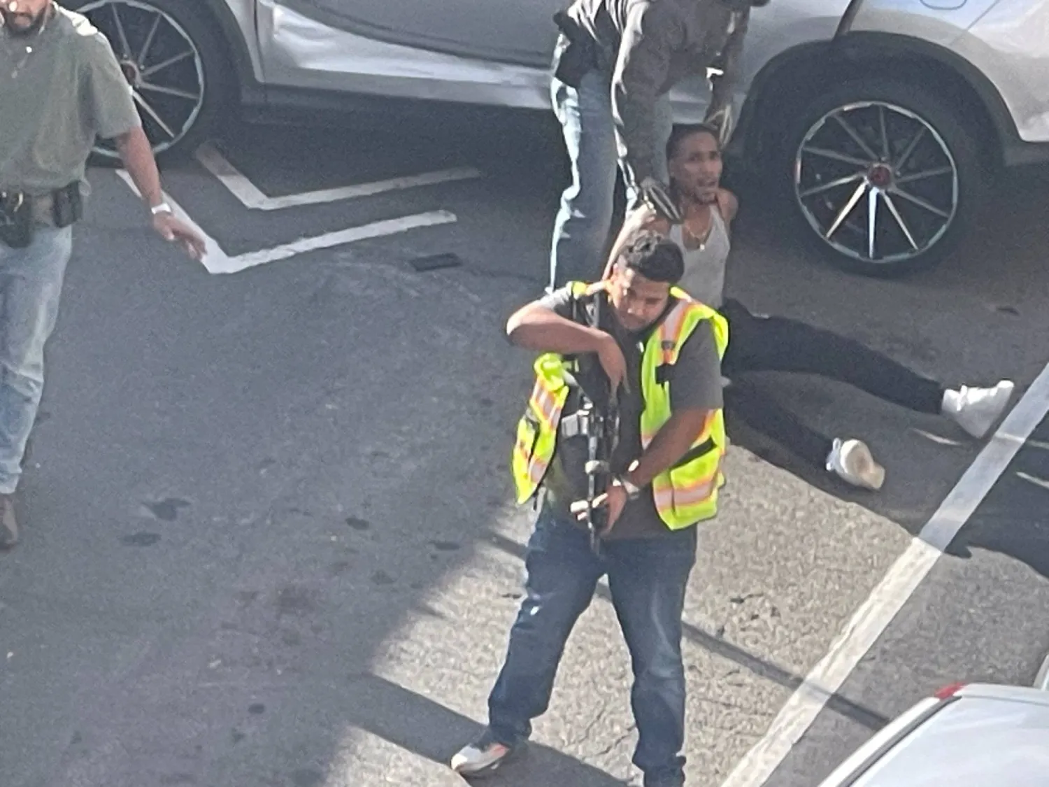 رجل محتجَز بعد إطلاق نار من ضابط تابع لإدارة الهجرة والجمارك «آيس» في برونكس بمدينة نيويورك 8 أكتوبر (رويترز)